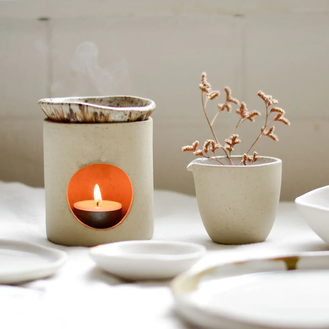 MELTING MOMENTS GIFT BOX featuring ceramic oil burner and vase with dried flowers, helping families thrive with calm support.